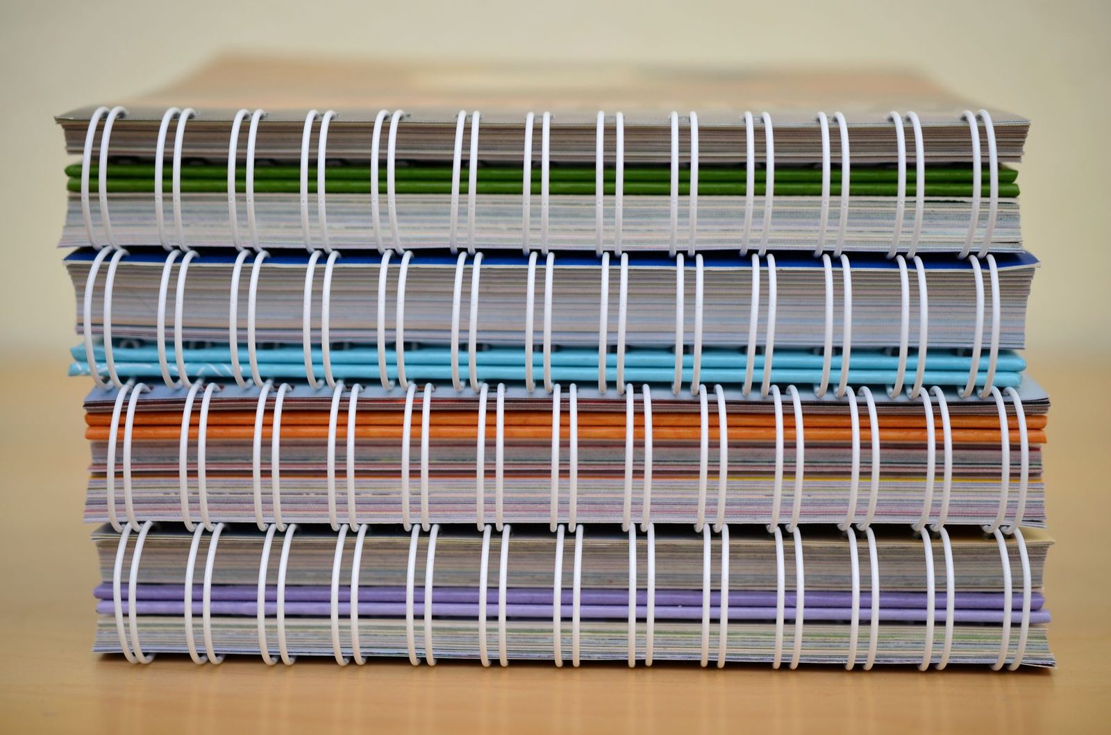 Cuadernos de espiral de colores apilados (fotografía ilustrativa)