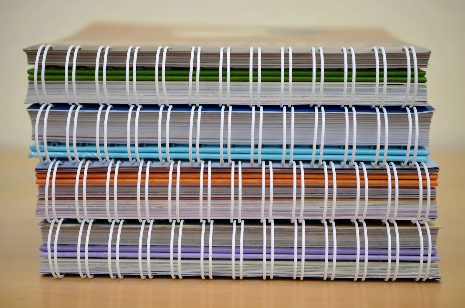 Cuadernos de espiral de colores apilados (fotografía ilustrativa)