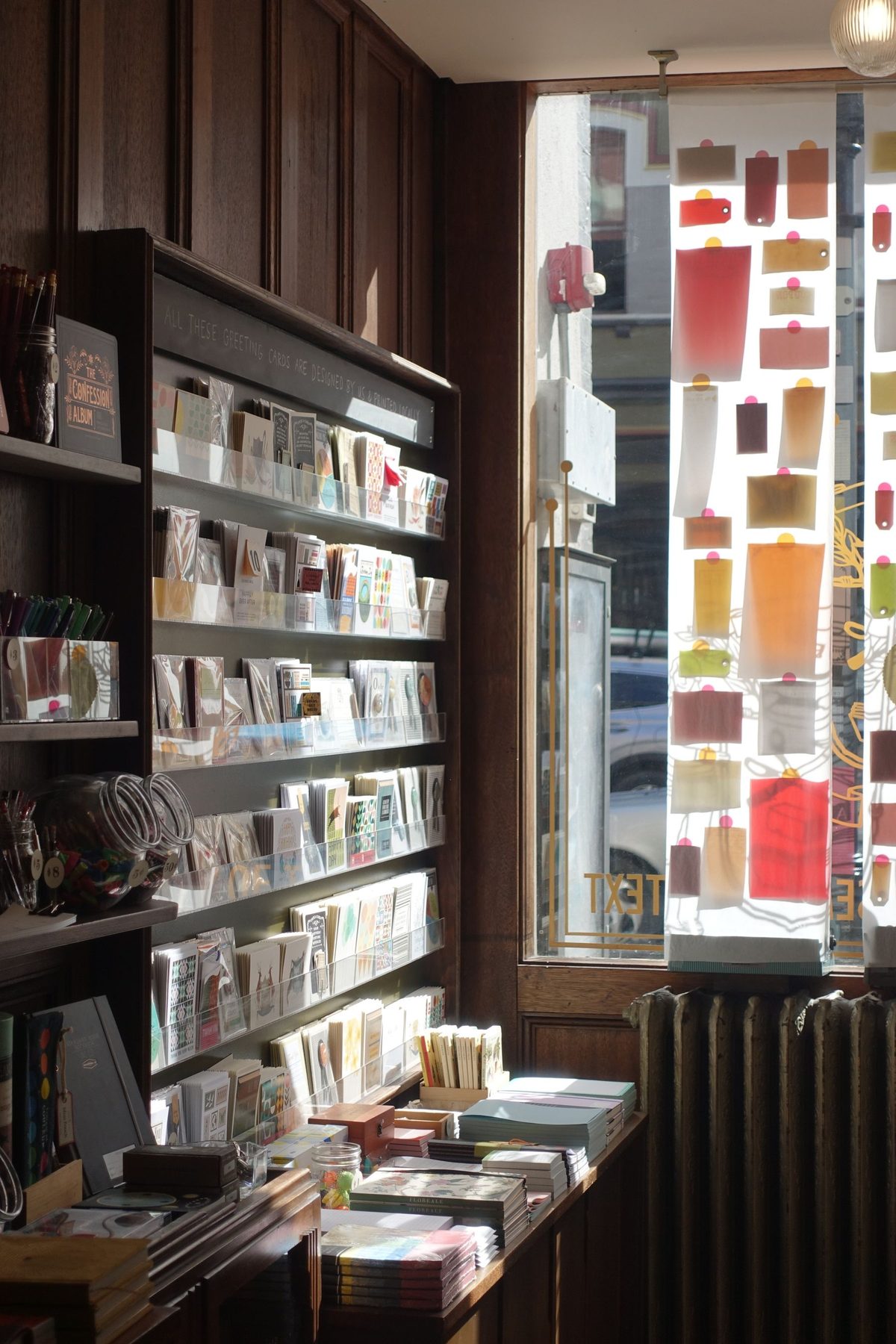 Interior de una papelería con estantes llenos de productos y luz natural (fotografía ilustrativa)