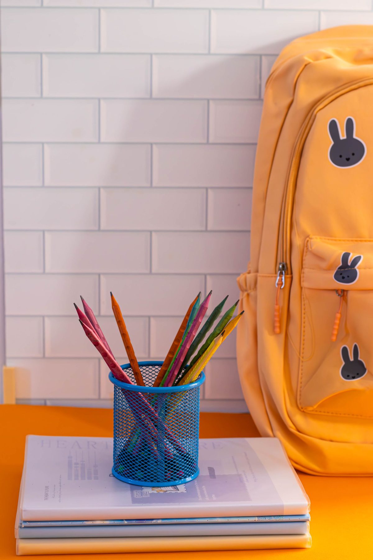 Mochila y útiles escolares de colores listos para el regreso a clases (fotografía ilustrativa)