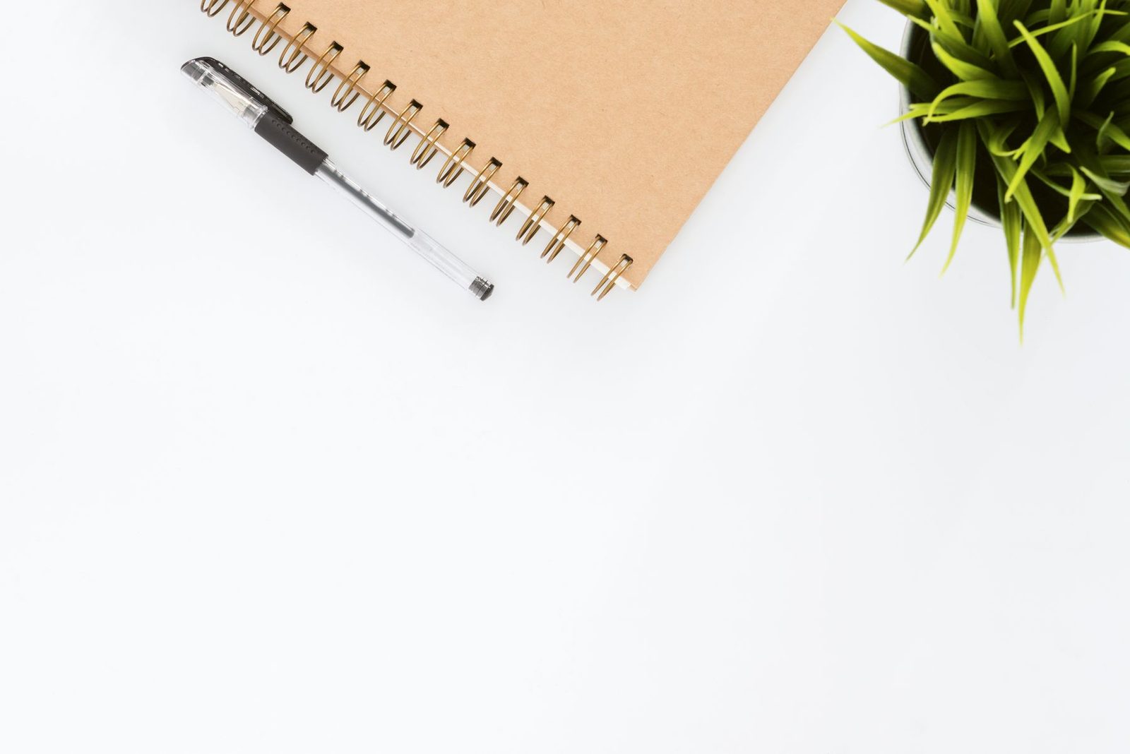 Pluma y cuaderno, lo esencial de la oficina (fotografía ilustrativa)