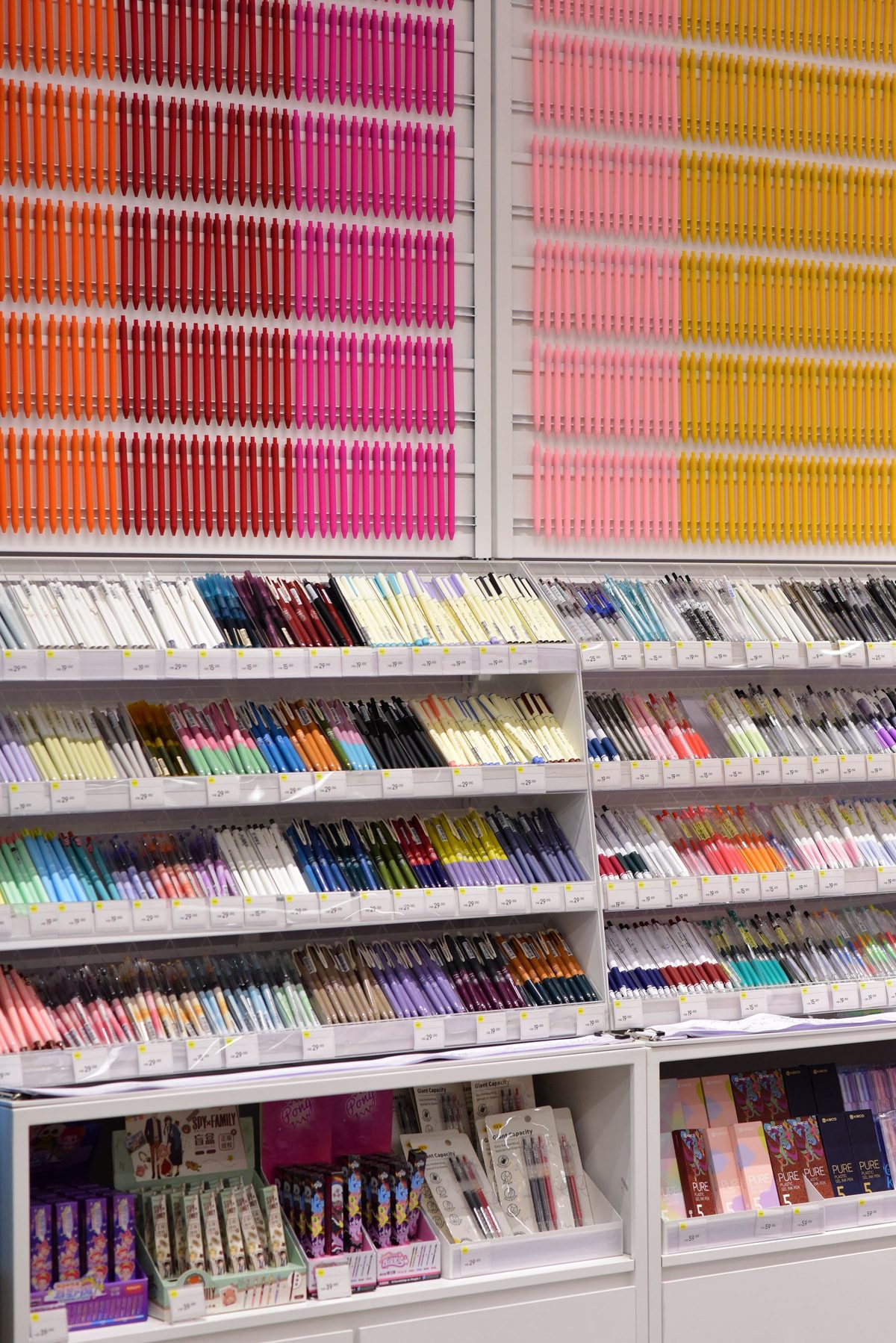 Exhibidor de plumas organizadas por color (fotografía ilustrativa)