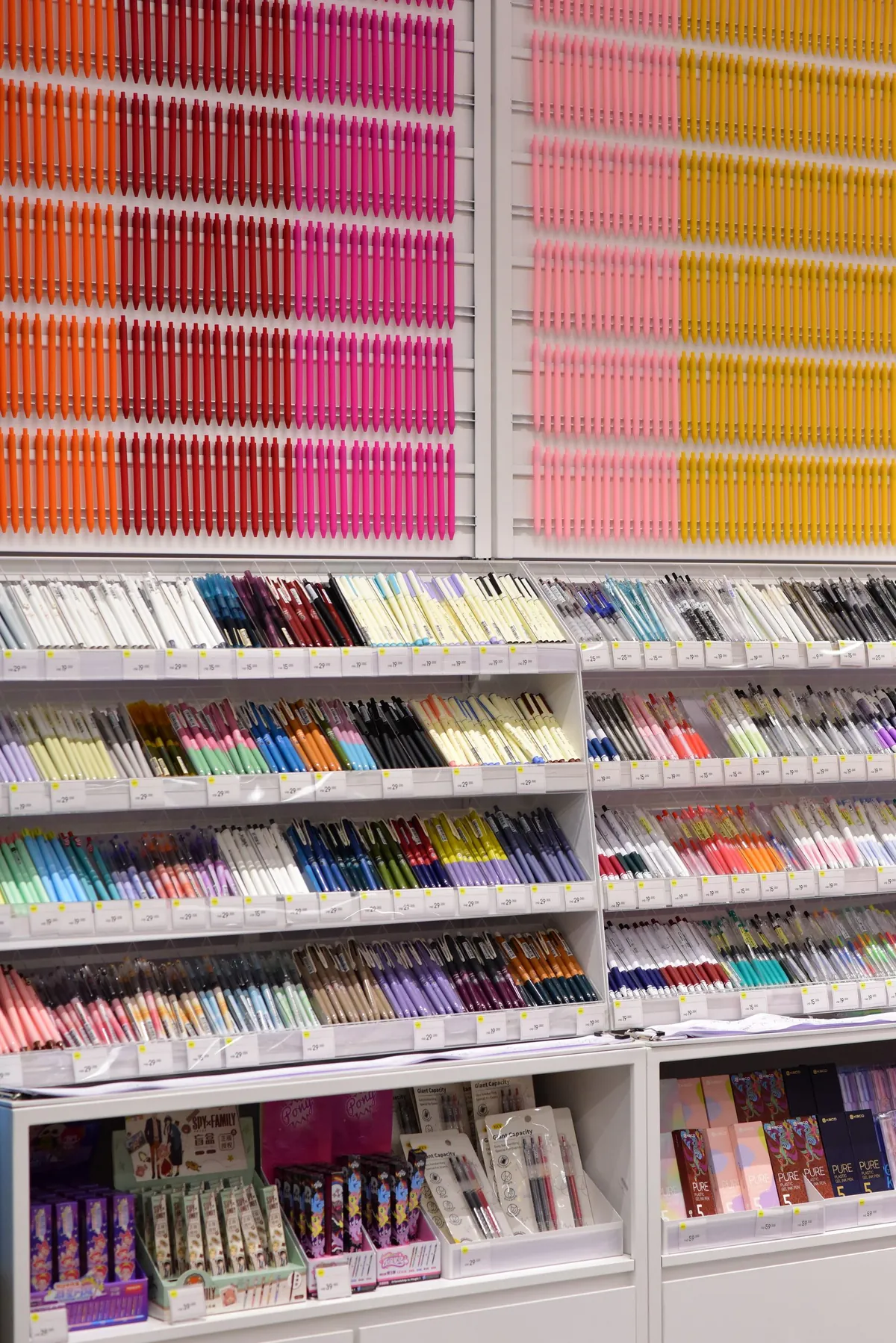 Exhibidor con plumas de colores en la tienda (fotografía ilustrativa)