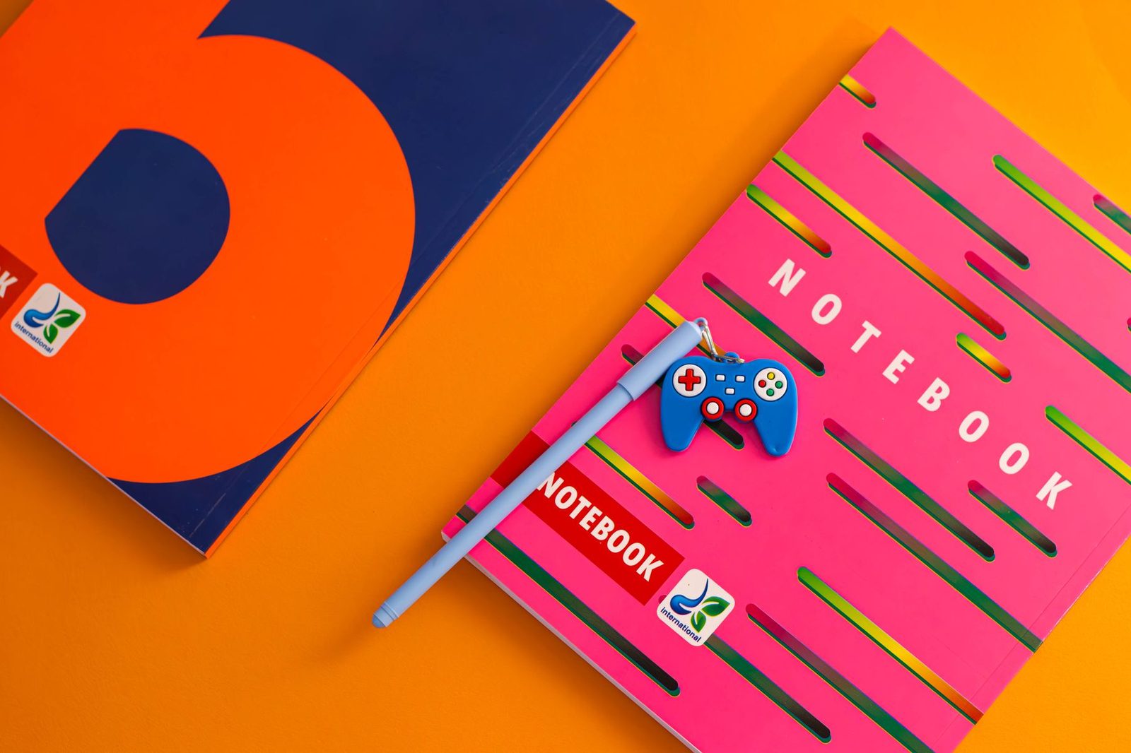 Útiles escolares de colores sobre fondo naranja (fotografía ilustrativa)
